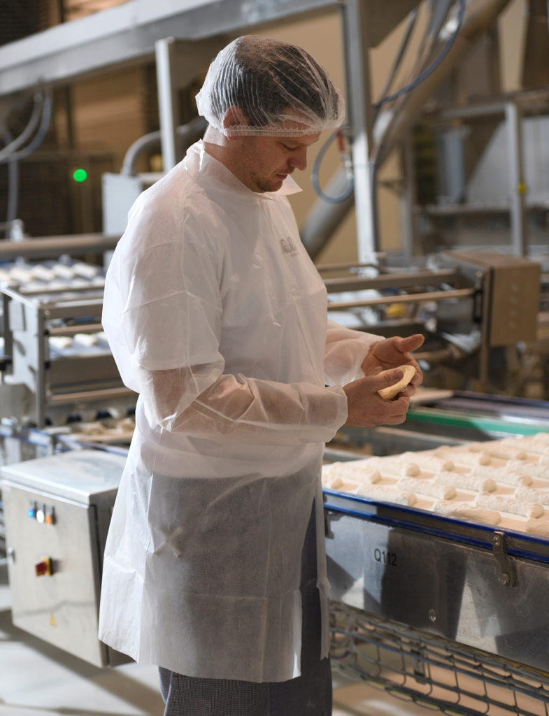 Bakker keurt het brood